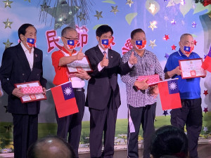慶祝活動由女性住民長輩的「國旗舞」開場，激起與會人員高亢的愛國情緒