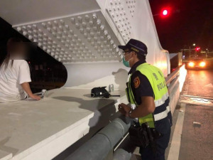 雲林年輕女子欲跳橋輕生，斗南警安撫情緒試圖靠近/李光揚翻攝