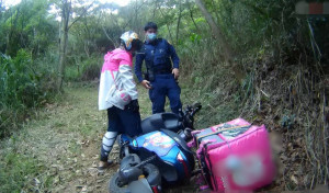 導航迷陷山中機車翻覆，龜山警方搜救脫困