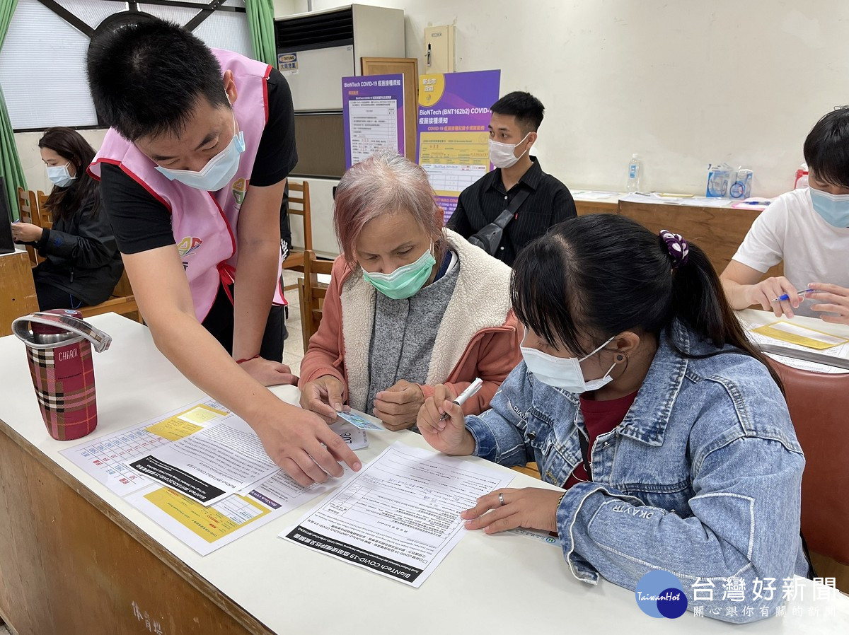 近千外籍人士接種站打疫苗　新北增派18位4國通譯現場服務 台灣好新聞 第2張