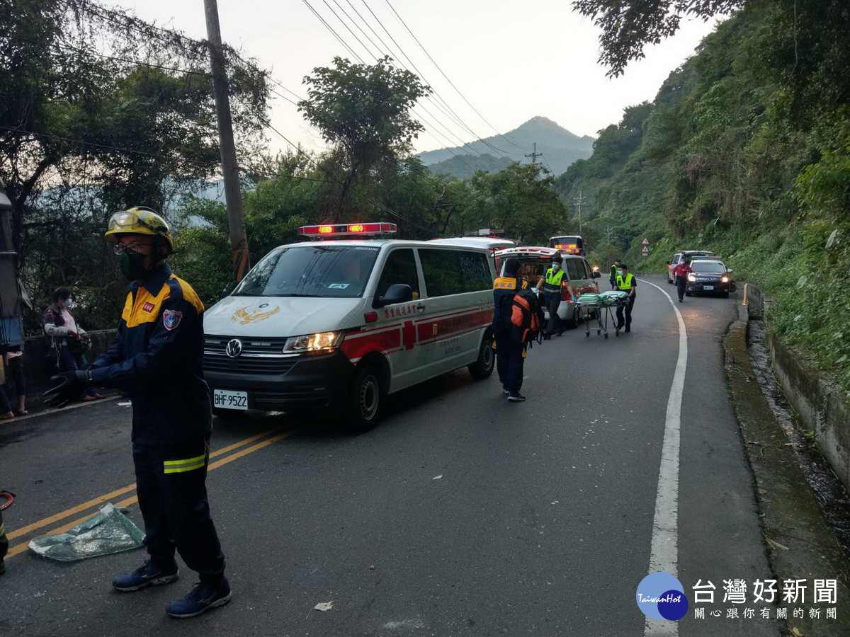 南投縣消防局出動各式車輛、消防人員現場搶救。（圖片/南投縣消防局提供)