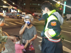 ​女童為「牛排」迷途　暖警助與家人團聚