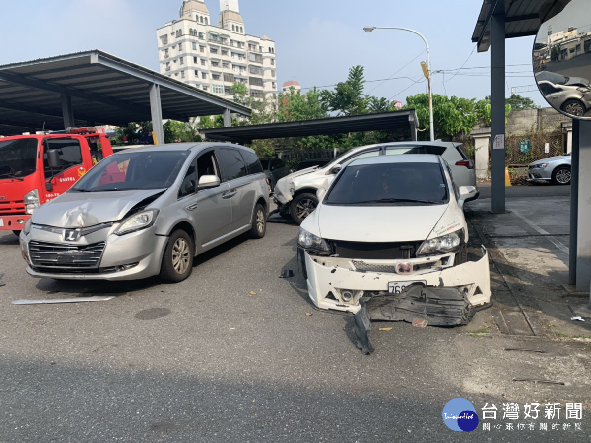 圖左為警方偵防車，圖右為犯嫌自駕車輛/李光揚翻攝