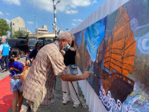 藝術牆由在地多位藝師及20間國高中、小學，共計超過上百位師生，一起投入全長162.1米藝術故事牆創作/李光揚翻攝