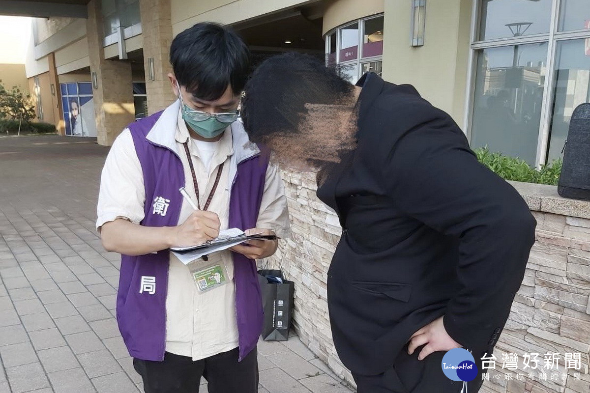 營造無菸購物環境，桃園市政府衛生局針對華泰名品城之戶外休憩區及所屬周邊禁菸區域進行強力執法。<br />
