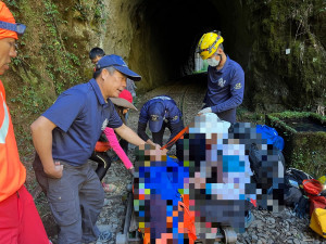 消防人員以簡易鐵道板車將傷者運送至救護車停放地點／陳致愷翻攝