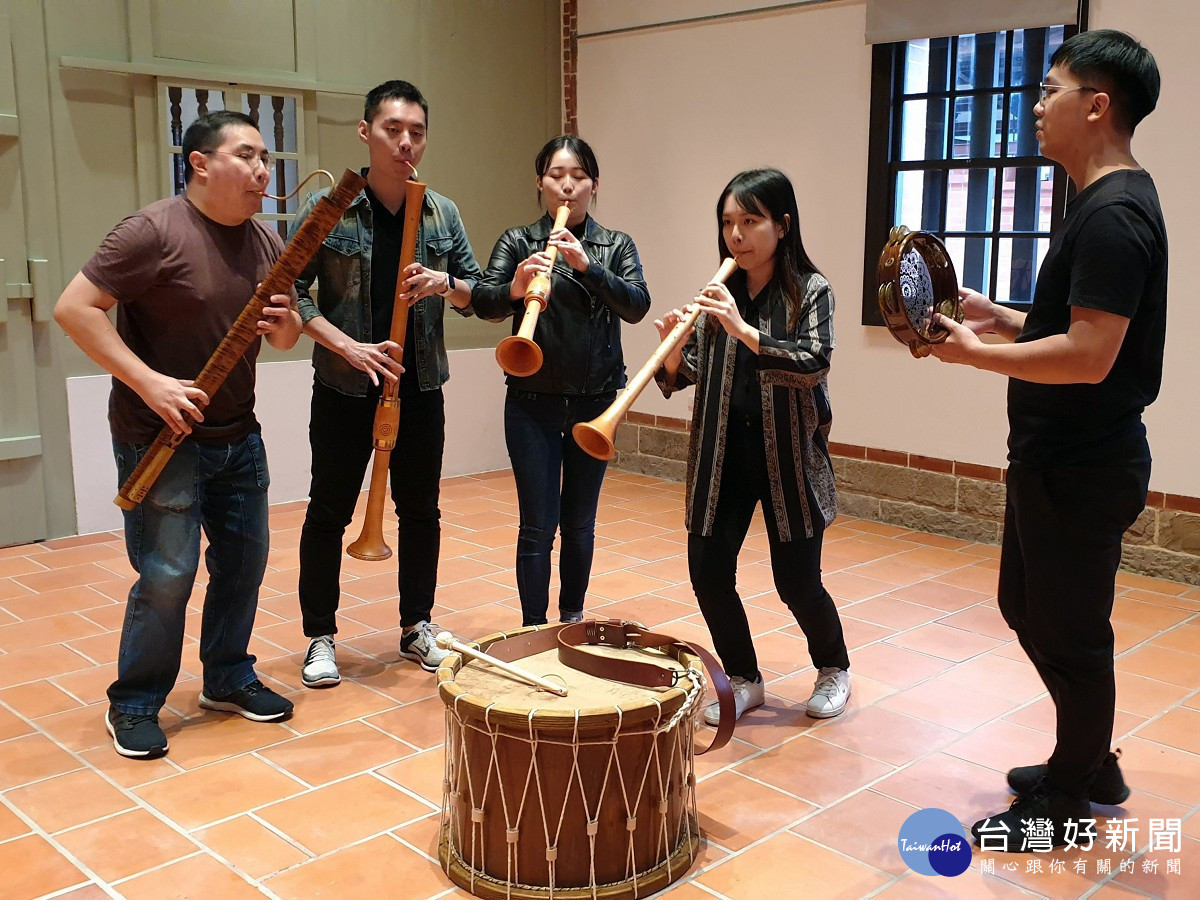 巴洛克室內樂團「微光古樂集」，為大家吟誦包括《柿子頌》、《文旦頌》、《季秋聞蟬》、《問落葉》等季節選詩