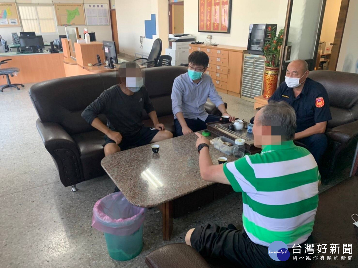 洪男與40年未見老友鄭男坐下來泡長聊天，並感謝警方協助/臺西警分局提供