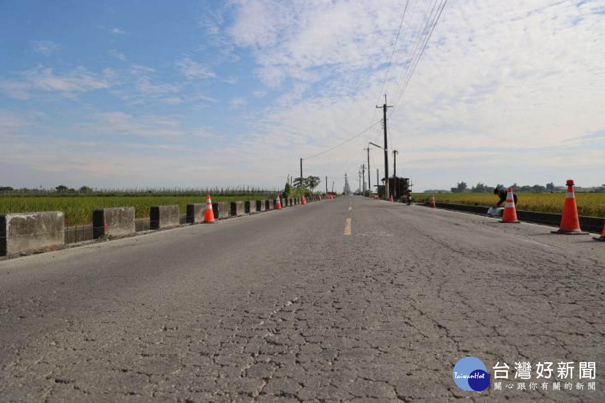 由於農業道路生產貿易興盛，車輛往來頻繁，導致重要聯外道路破損嚴重/李光揚翻攝