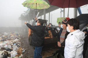 盧市長冒雨視察福壽山轉運站