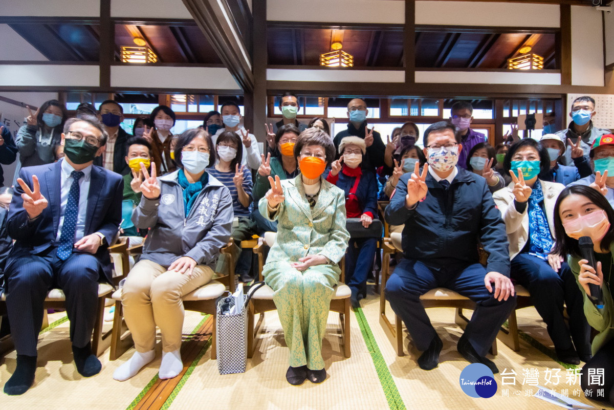 桃園市壢景町民主推廣月講座，前副總統呂秀蓮、桃園市長鄭文燦和與會來賓們合影。