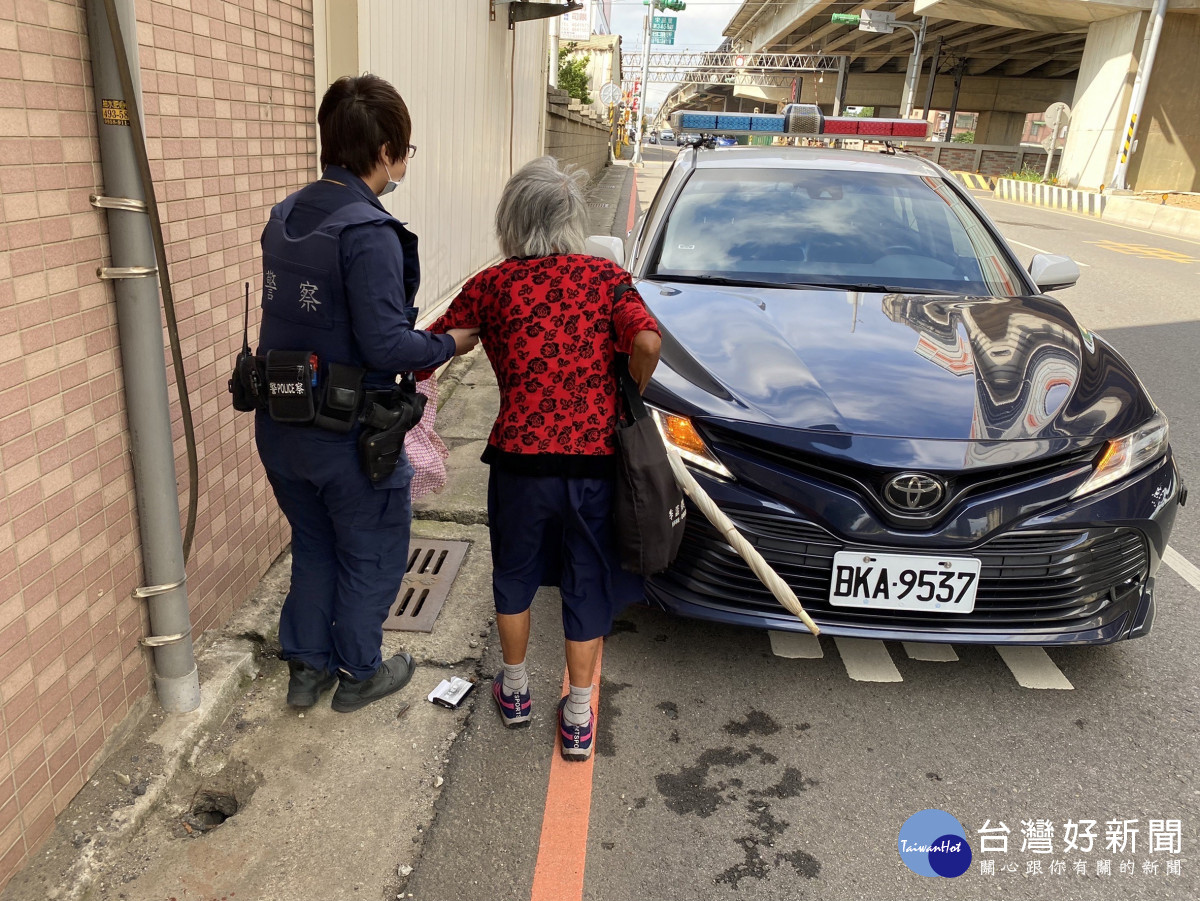 7旬老婦人晨運迷途，巡邏員警協助返家