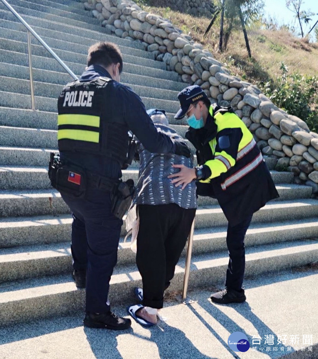 北港警暖心攙扶老翁，所幸並無受傷/北港警分局提供