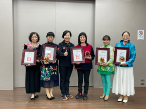 黃傅淑香局長頒發「110年績優客語薪傳師」，(左起)曾馨儀、羅金珠、卓玉蓮、王鳳珠、鄒欣倫，致力於客家教育傳承工作，傳揚客家語言及文化。