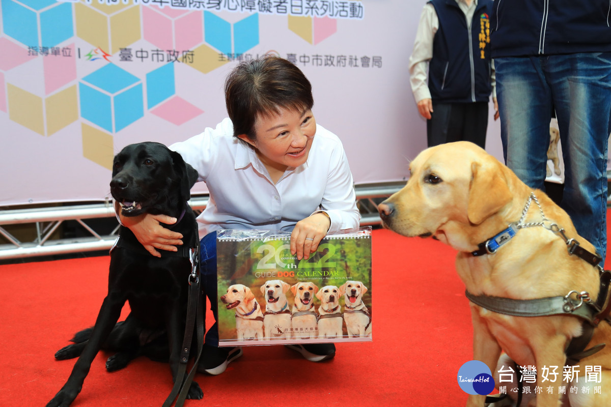 盧市長與導盲犬