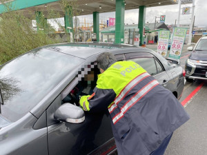 婦人身體不適攔警車求助，八德警即刻救援