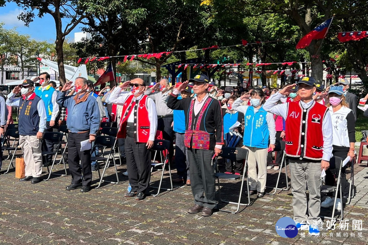 「國雷專案來臺60年慶祝大會暨榮民服務照顧政策宣導活動」中，與會人員向雲南反共救國軍的英烈致敬。