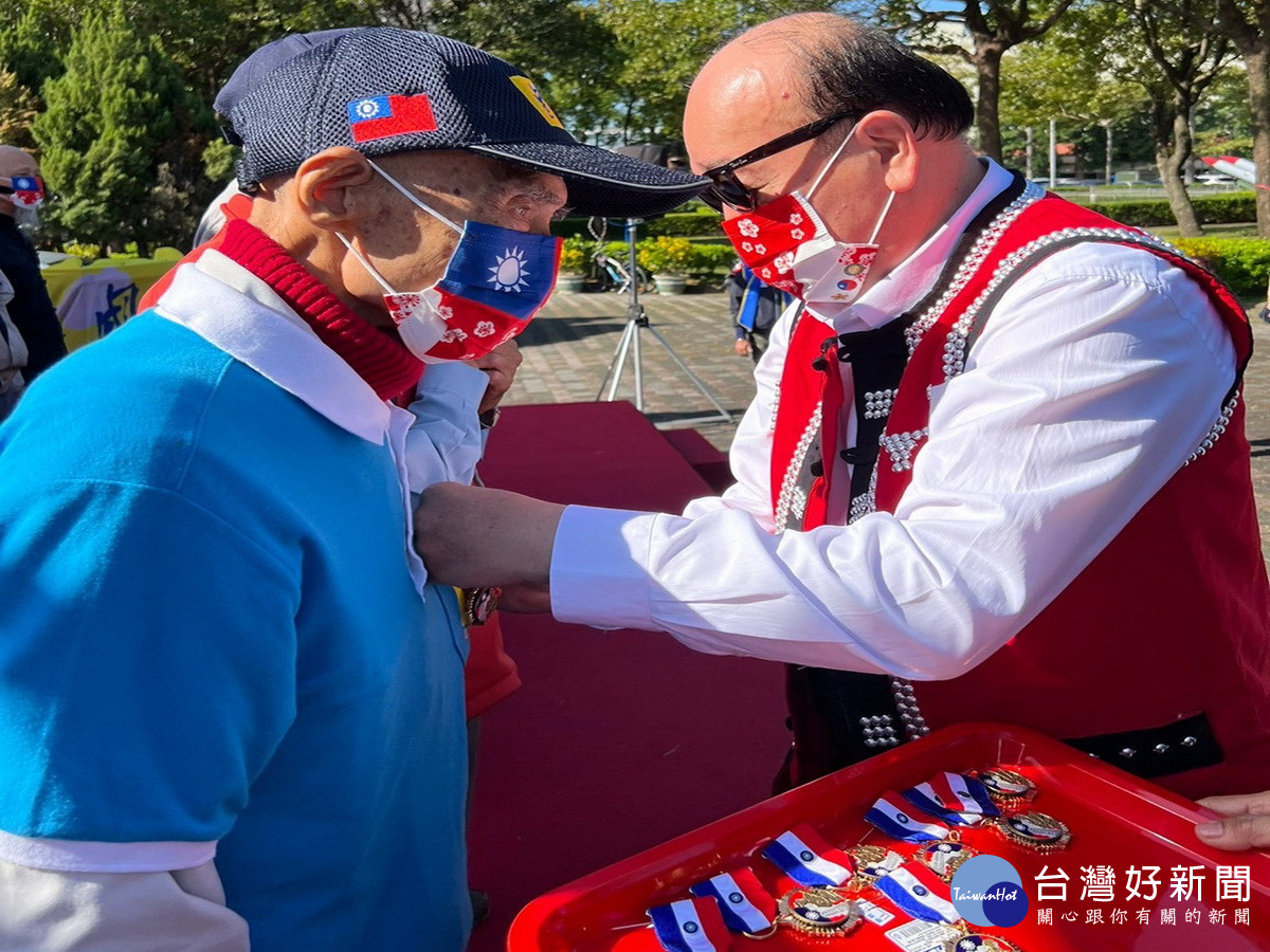 軍系立法委員吳斯懷代表頒授「雲南反共救國軍紀念章」予官兵及遺族代表。