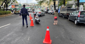 民眾車輛半路拋錨，嘉義市南門警協助排除困難脫困／警方提供