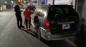 婦人車輛拋錨路中央，嘉義市公園所員警徒手推車助脫困／警方提供