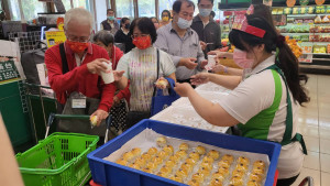 楓康超市台中青海店蛋黃酥試吃活動吸引排隊人潮。