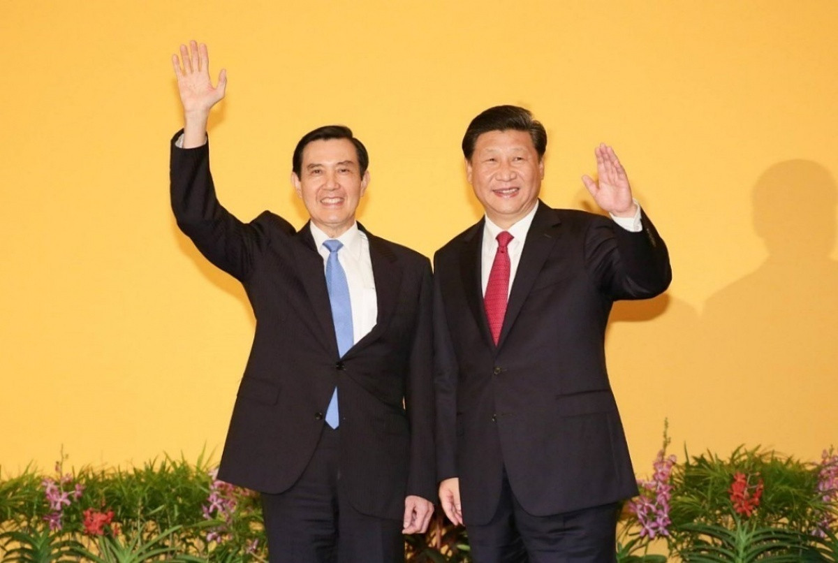 2015年11月7日，時任中華民國總統的馬英九（左），與中共國家主席習近平（右），在新加坡會面，史稱「馬習會」。（圖／資料照片，圖源：馬英九Facebook）