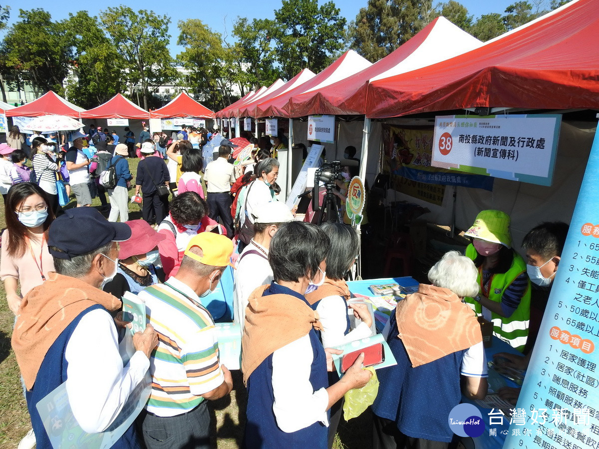 縣府舉辦長照宣導許多民眾參與闖關等活動。（縣府提供）