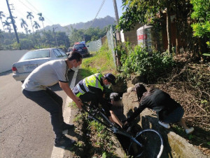 雲林自由車競賽選手摔傷，斗南警暖心安撫護安全/斗南警分局提供