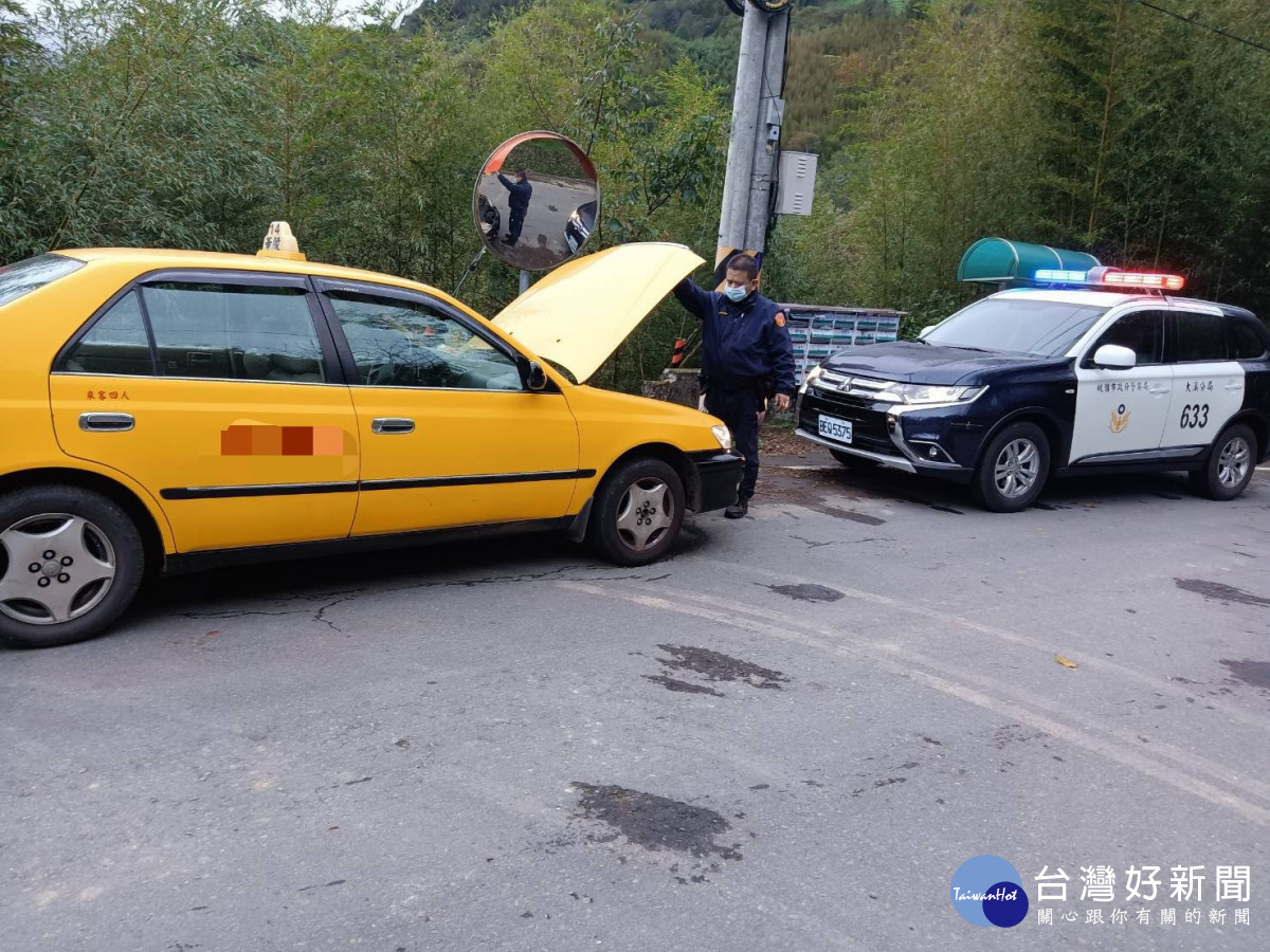 偏遠山區汽車冒煙拋錨，大溪員警及時救援