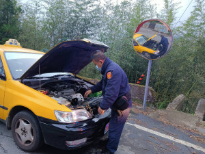 偏遠山區汽車冒煙拋錨，大溪員警及時救援