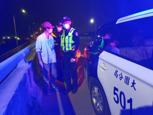 8旬老翁迷路誤闖快速道路，巡警及時救援助返家