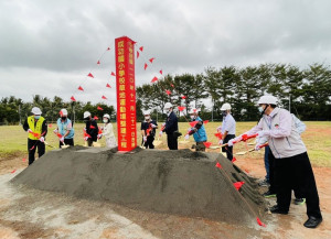 臺東第一座複合式人工草皮足球場　成功國小開工動土