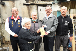 慰問東衛火警受災戶　賴峰偉允諾協助修繕屋舍（圖／澎湖縣政府提供）