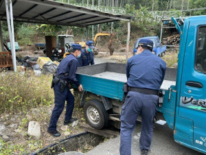 波麗士的洪荒之力協助民眾車輛脫困