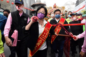南瑤宮開基三媽暨十尊會媽角頭祈安繞境，縣長王惠美、彰化市長林世賢扛轎。