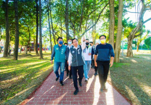 市長和與會來賓視察改善後的公園環境