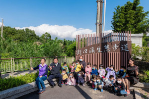 市長與貴賓及學童合影