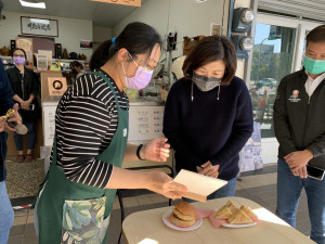 打造國際宜居城市　饒慶鈴訪視臺東雙語改造店家