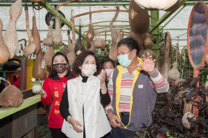 宜蘭縣長林姿妙(中)與頭城國小學童同遊旺山農場，業者林旺山(右)熱情導覽。(圖/宜蘭縣政府提供)