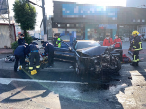 賓士車車頭嚴重損毀，路旁貨車也遭波及／陳致愷翻攝