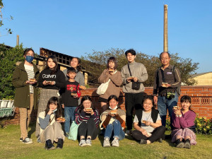 彰化在地彰師大學生以及台中科大學生到順達磚窯廠參觀，體驗手作紅磚屋。(圖/記者王丰禾攝)