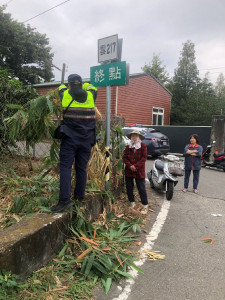 斗南警為保護民眾安全，主動排除路上危險因子/斗南警分局提供