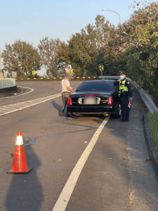 快速道路上車輛拋錨 ，斗南警火速抵達助脫困 /斗南警分局提供