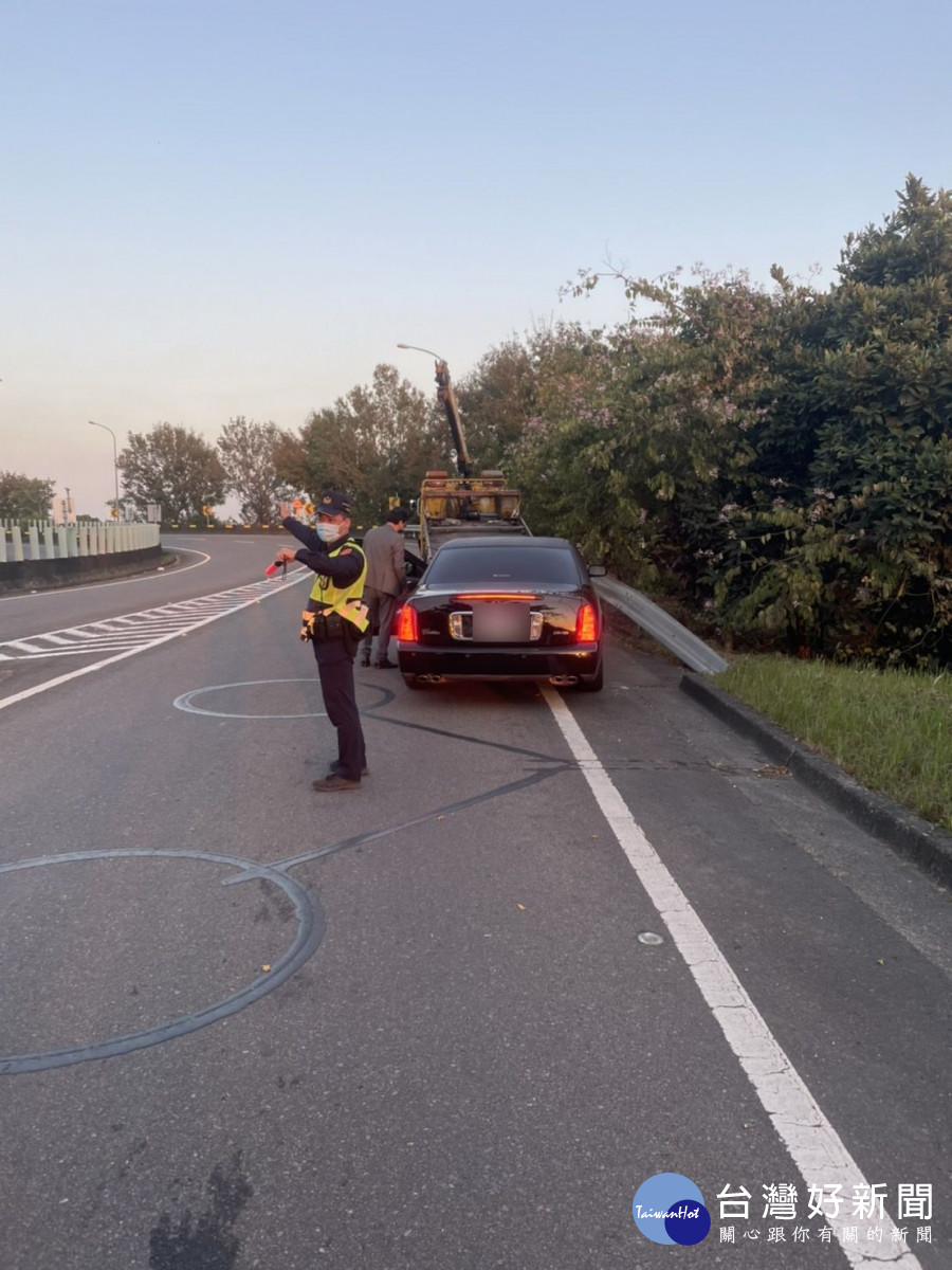 救援過程中，員警全程戒護民眾安全防止後方來車追撞/斗南警分局提供