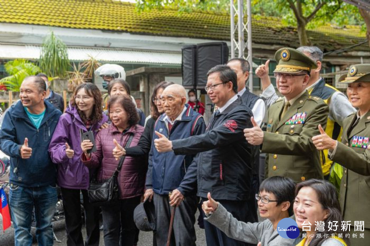 憲光二村原住戶也前來參加活動，合影時露出燦爛笑容