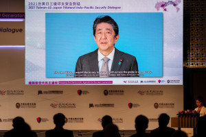 安倍晉三在「2021台美日三邊印太安全對話」對話論壇中表示，台灣有充分資格參加「跨太平洋夥伴全面進步協定 」（CPTPP）。（圖／總統府Flickr）