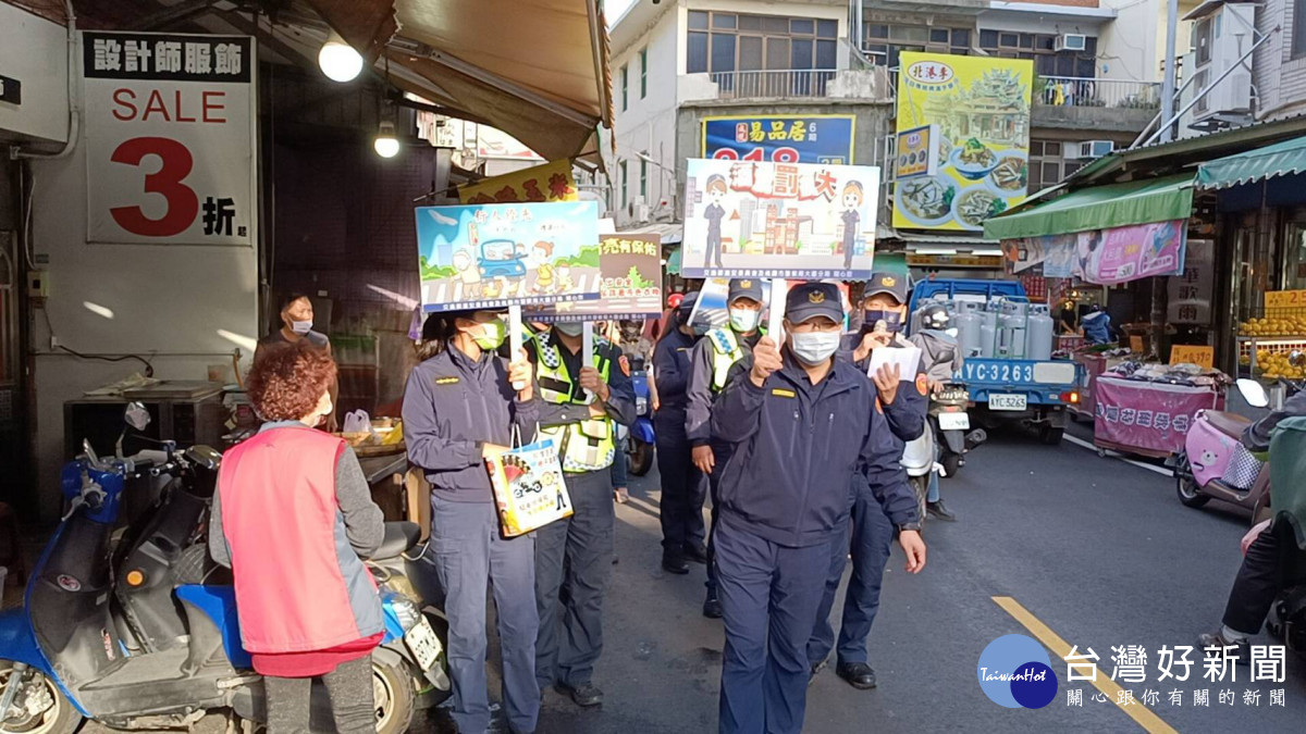 大園分局舉辦交通安全宣導活動，提升民眾自我保護的觀念，降低交通事故發生<br />
<br />
