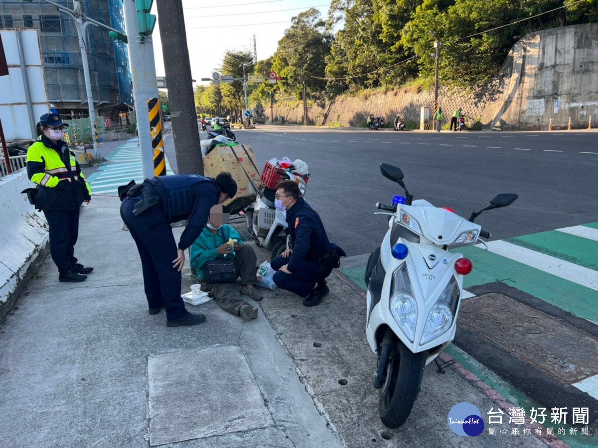 員警去超商購買兩個便當及麵包給馮男食用，馮男體力恢復後對員警的協助表達感謝之情