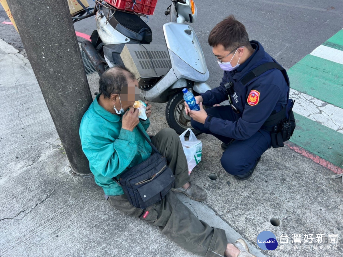 員警去超商購買兩個便當及麵包給馮男食用，馮男體力恢復後對員警的協助表達感謝之情