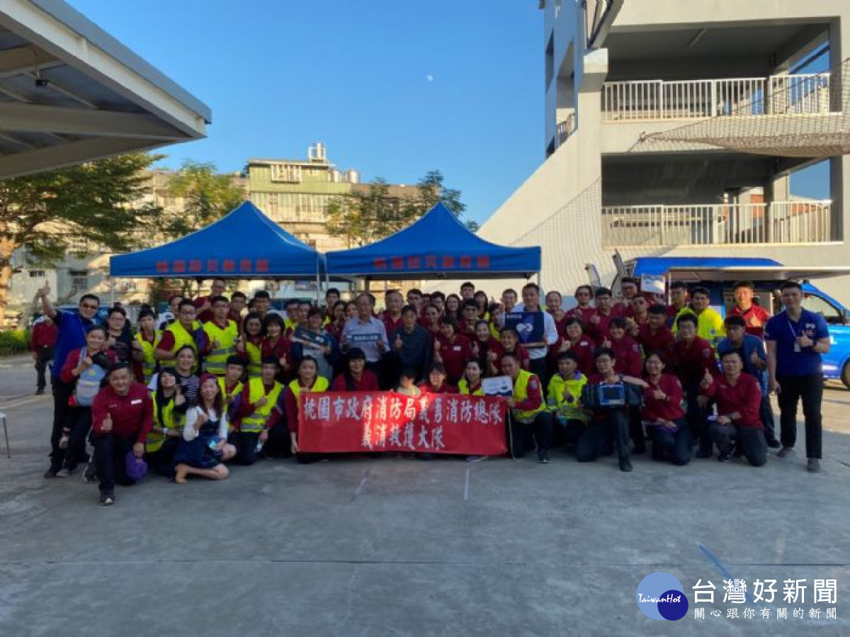 桃市消防局及桃市義勇消防總隊救護大隊在桃園防災教育館舉辦「復甦英雄榜」挑戰賽<br />
<br />
